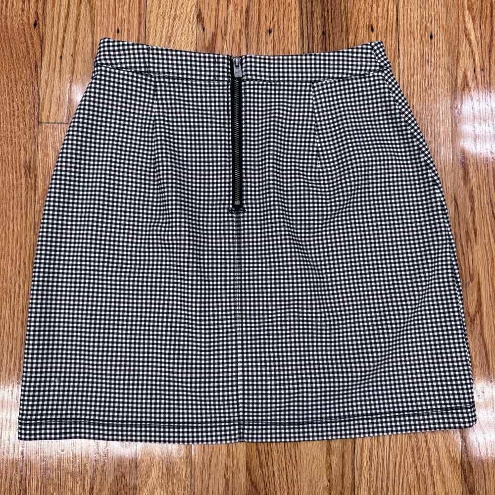 Hollister Black and White Gingham Pencil Mini Skirt With Red Plaid Accent Lines - Picture 2 of 11